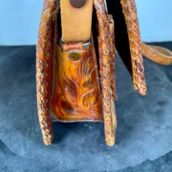 Vintage Hand Tooled, Mexican Leather Purse in Fair Condition, Priced to Sell, - Picture 8 of 12